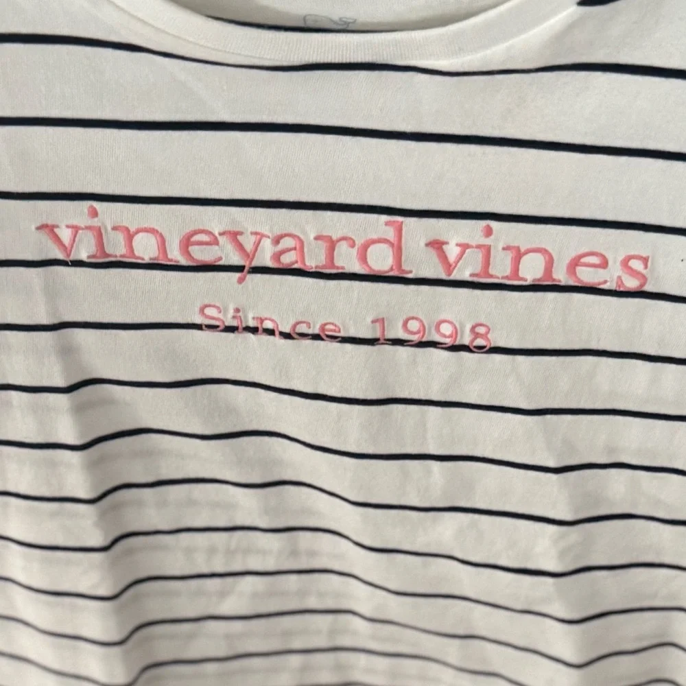 EUC Vineyard Vines Women’s White/Navy Striped Tee w Pink Logo Fun Beach Preppy - Picture 7 of 13